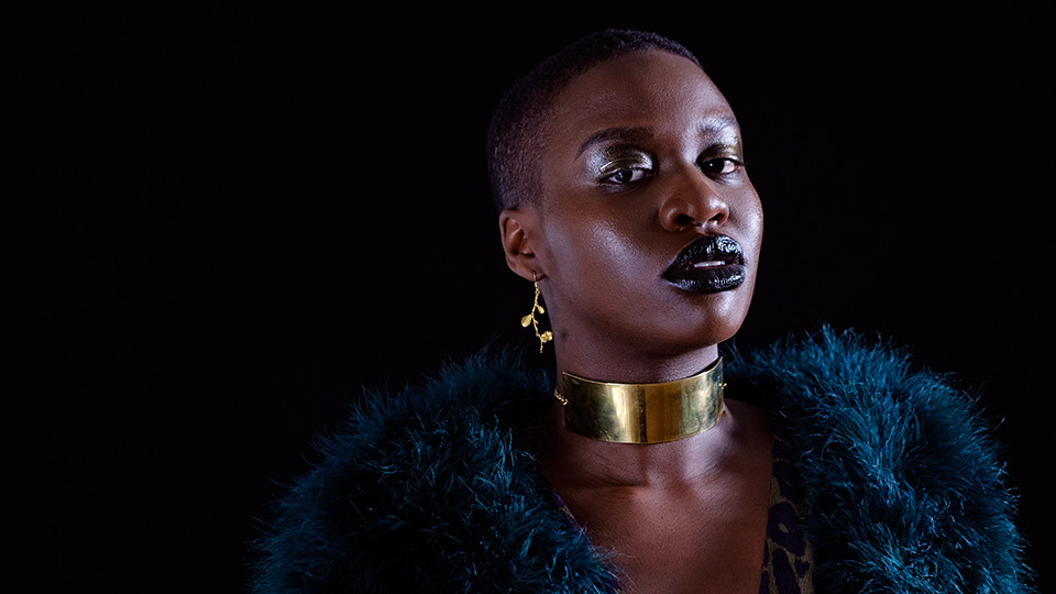 krullmag Juliet Atto in green jacket and choker