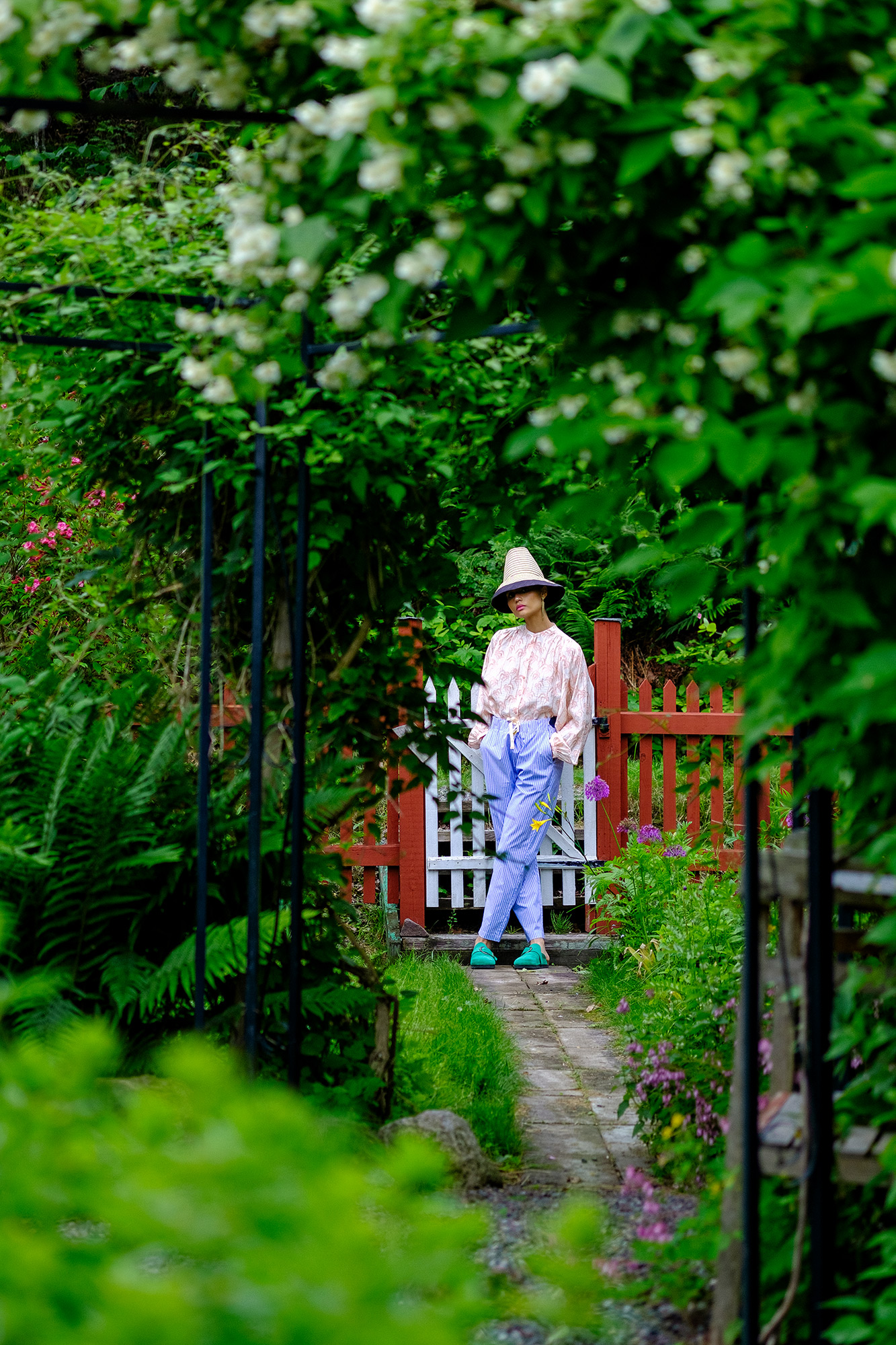 Krull magazine, Gardening party, model in lush green garden