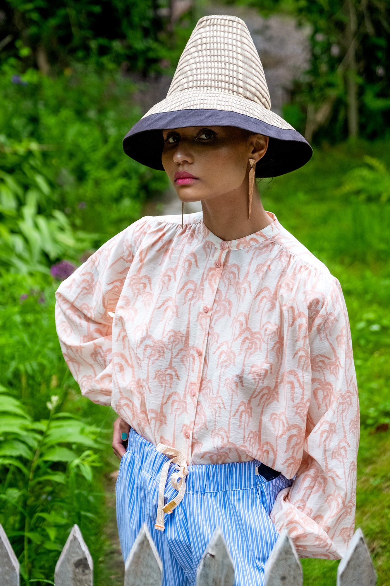 Krull magazine, Gardening party, model in lush green garden