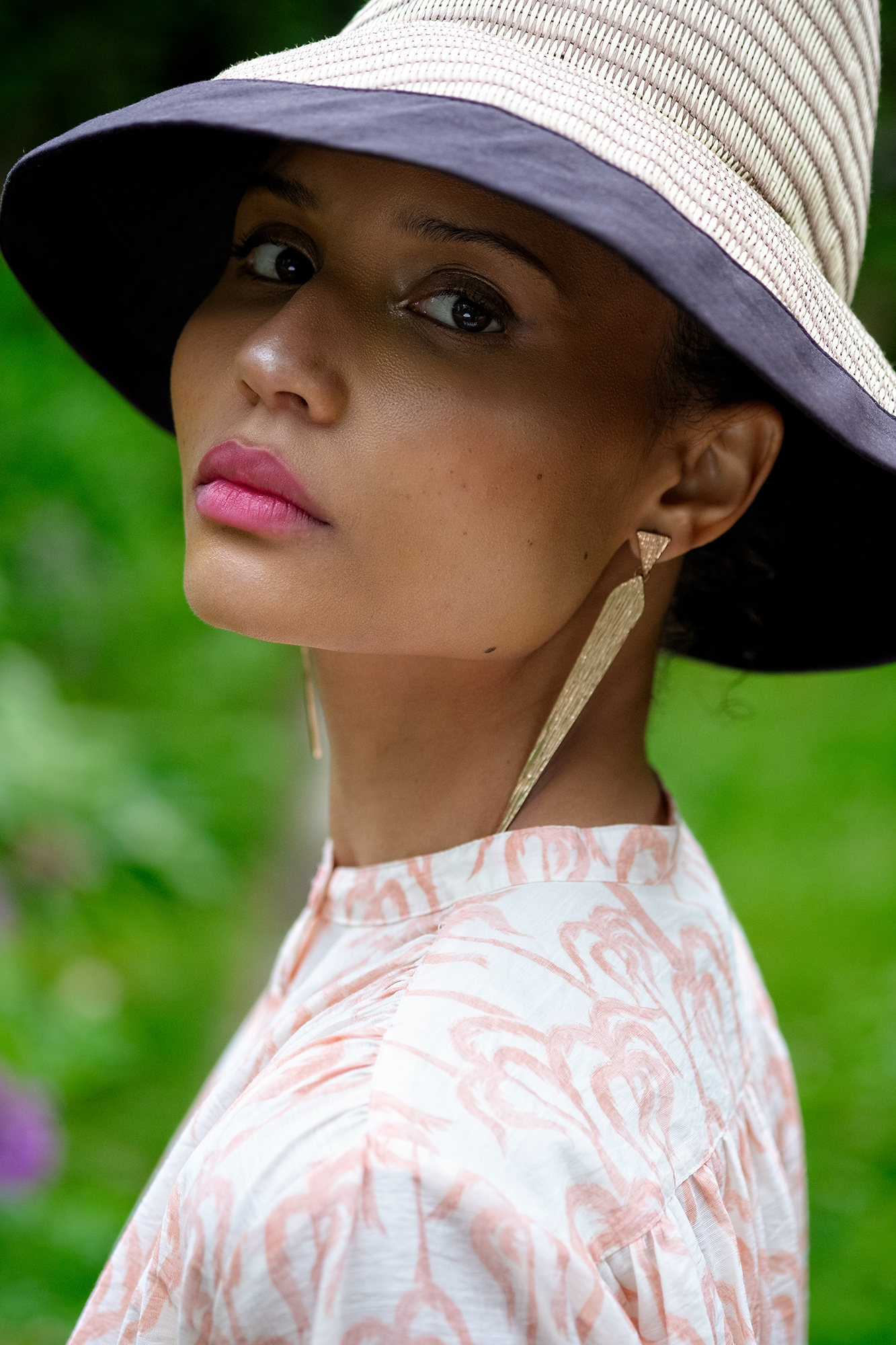 Krull magazine, Gardening party, model in lush green garden