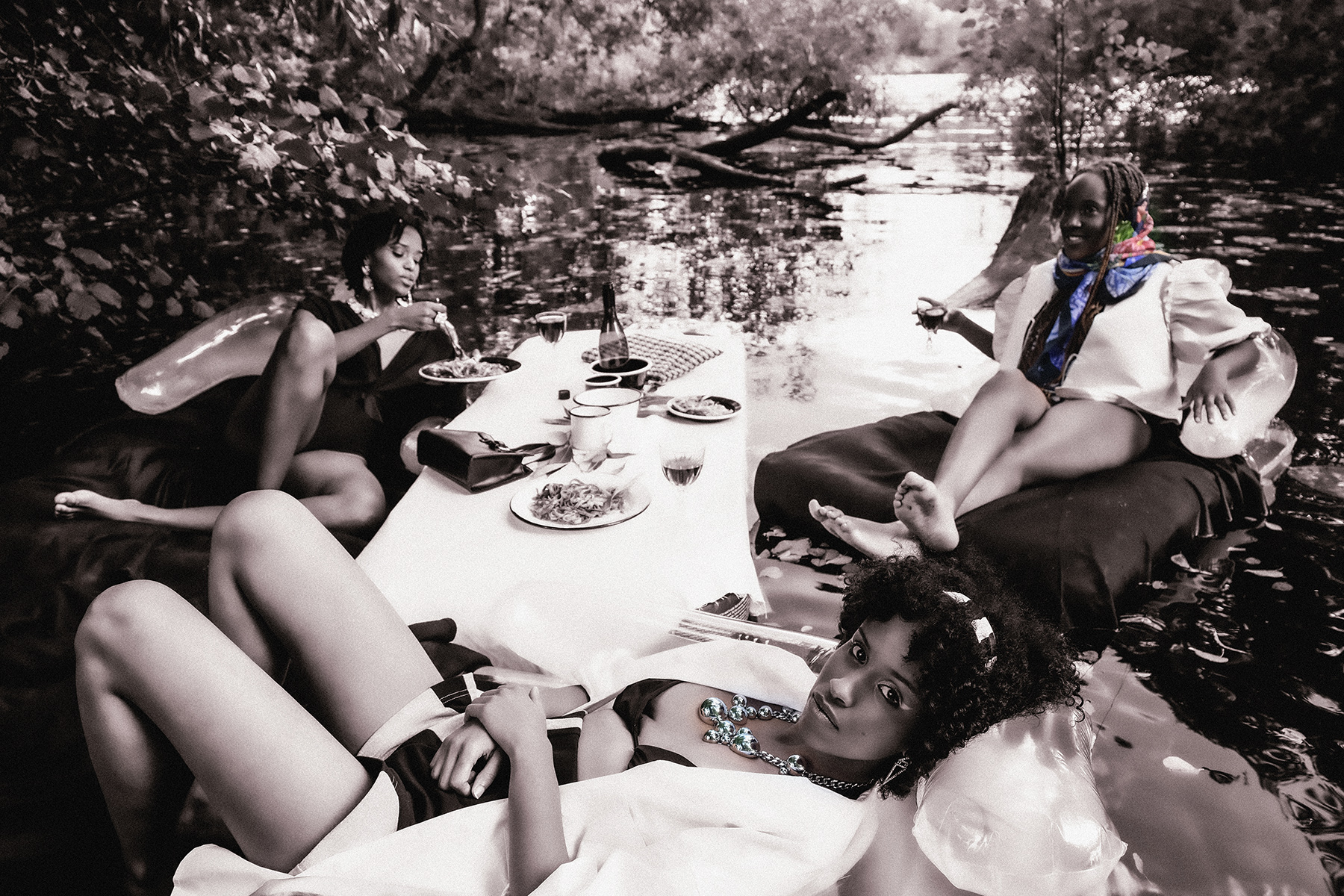 krullmag, Sundays, on floating beds, eating pasta