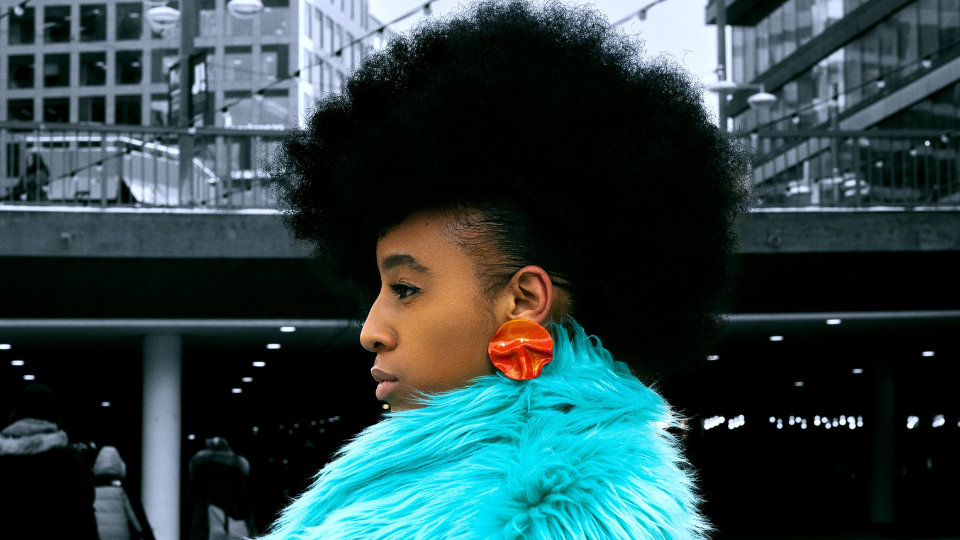 krullmag, black model coral earrings turquoise fur coat